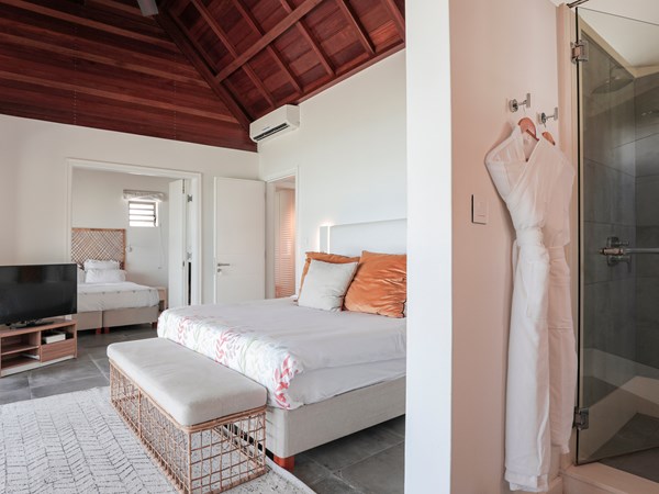 Une chambre parentale avec salle de bain de la villa
