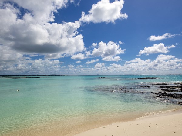 La plage au pied de la villa Rubis