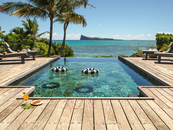 La piscine à débordement avec sa vue imprenable