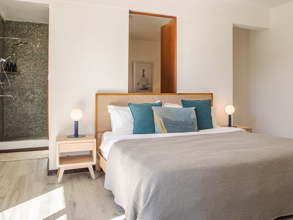 Une chambre parentale de la villa avec salle de bain