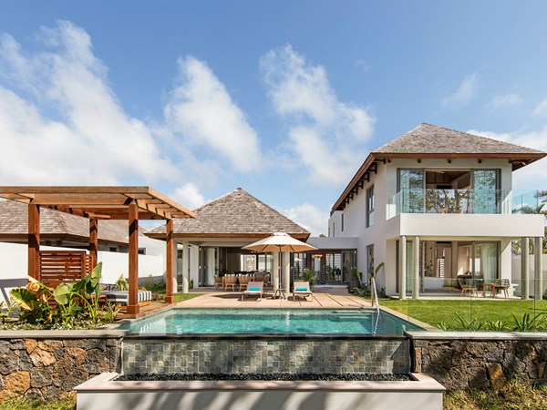 Une villa élégante ouverte sur un jardin tropical