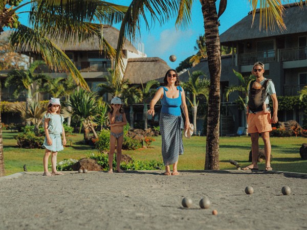 Une partie de pétanque en famille