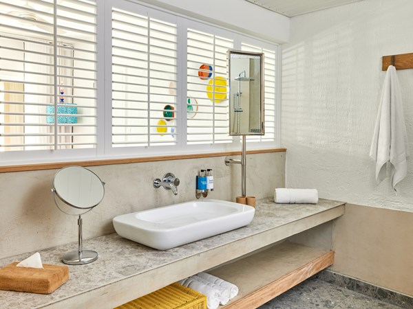 La salle d'eau de la chambre Deluxe Famille