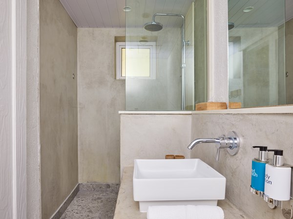 La salle d'eau de la chambre Deluxe Famille