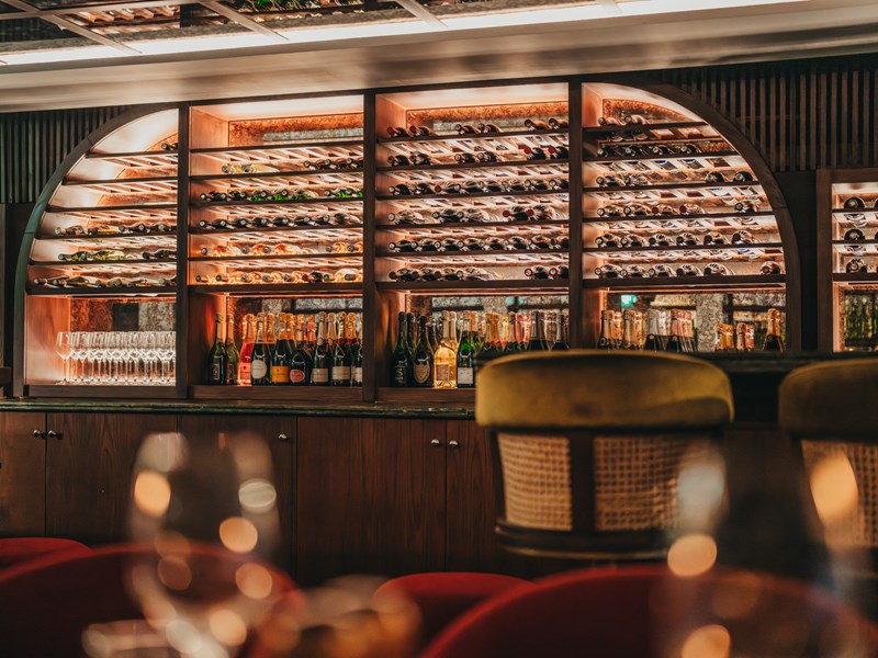 Un écrin discret pour les amateurs de grands crus