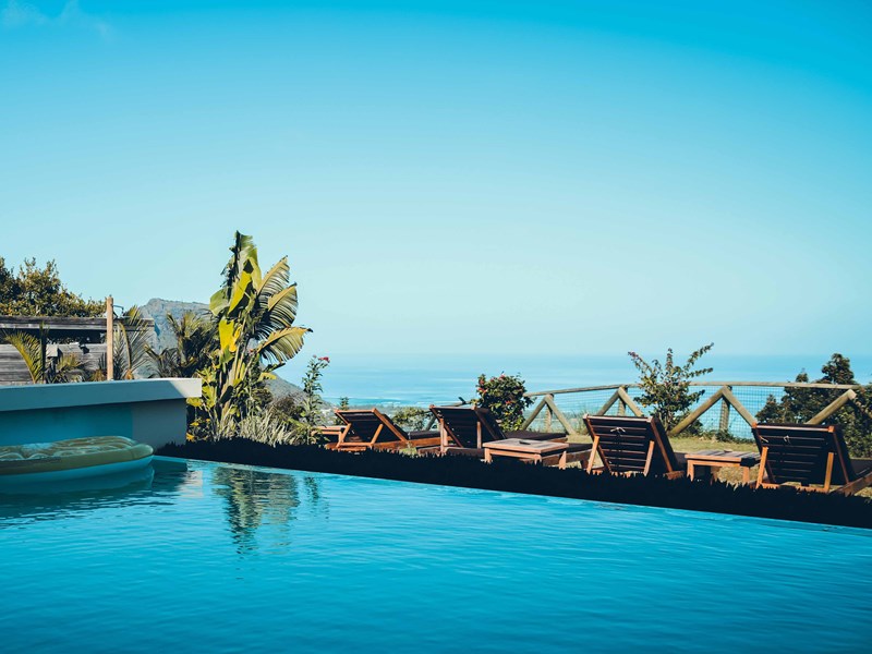 La vue de la piscine extérieur