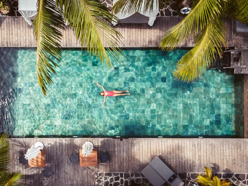Détente absolue au bord de la piscine