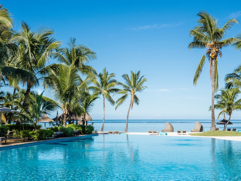Détente tropicale dans une piscine de rêve