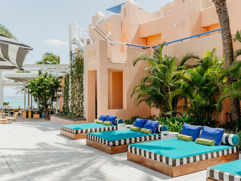 Un bain de soleil au bord de la piscine