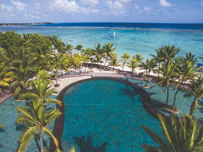 Piscine luxueuse au cœur d’un cocon tropical