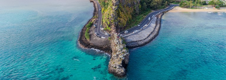 Vue sur la route côtière de l'île Maurice depuis le belvédère de Maconde