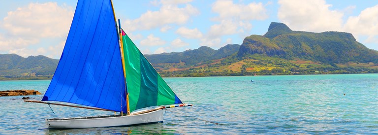 Voilier dans la baie de Mahebourg