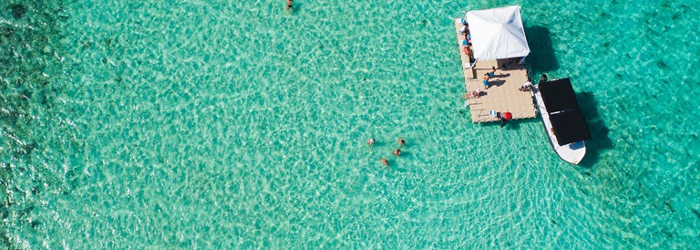 Plateforme de baignade au large du Radisson Blu Azuri dans le lagon turquoise