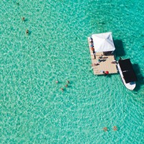 Plateforme de baignade au large du Radisson Blu Azuri dans le lagon turquoise